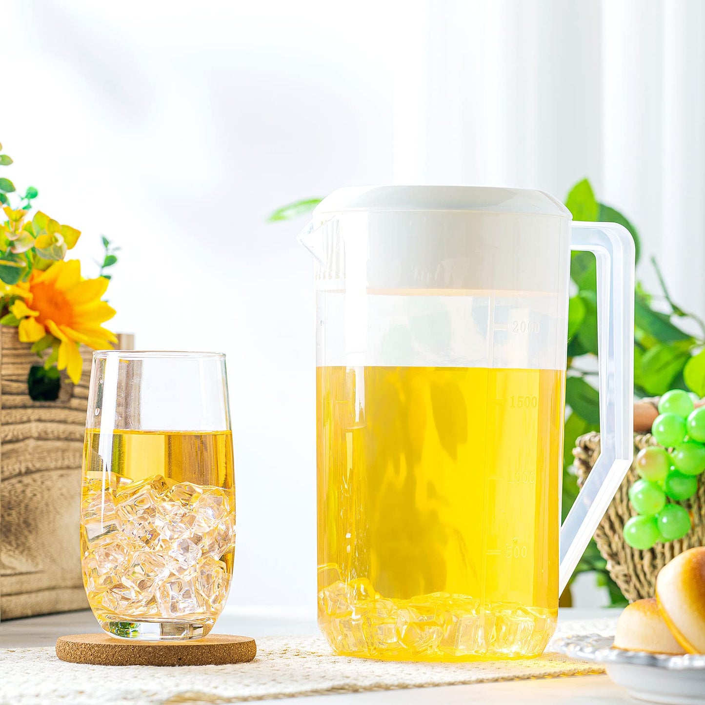3 Pcs 0.67 Gallon 2.5 Liter Water Pitcher Set Plastic Pitcher with Lid Measurement 3 Position Lid for Hot Cold Drinks Lemon Juice Beverage Ice Tea Dishwasher Safe, 85 Oz (Clear and White)