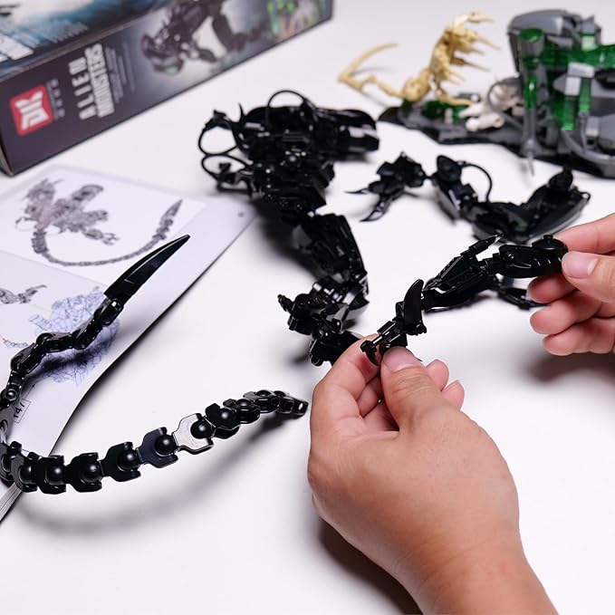 Xenomorph Building Set MOC Alien Action Figure Kit Compatible with Lego Horror Sci - Fi Collectible Model Figure & Detailed Base for Adults Kids Birthday for Movie Fans Aged 8+ 958PCS