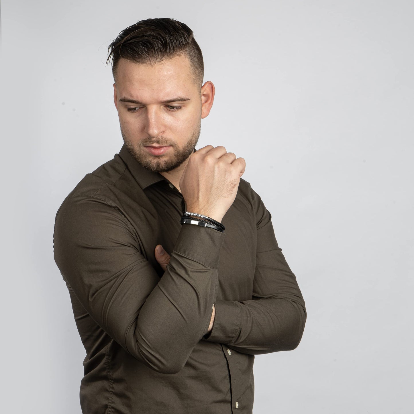 SERASAR Pulsera de cuero plateado para hombre 20cm Idea regalo Caja Piel vacuno trenzada genuino trenzado multicapa ajustable con cierre magnético