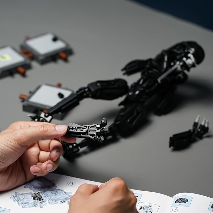 Xenomorph Action Figure Toy Building Set Compatible with Lego for AdultsCool Scary Toys Gifts for Boys and Girls 8-14 Years Up 616 pcs