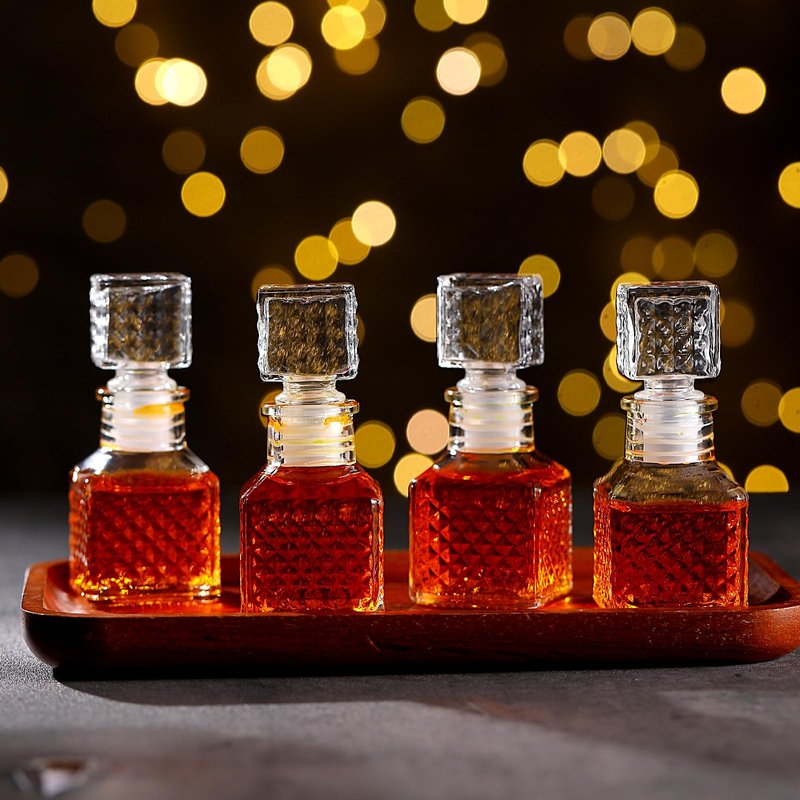 Chuangdi 24 Pcs Mini Glass Wine Bottles 1.7oz Glass Patron Bottles with Stopper Decorative Tequila Bottle for Whiskey Vanilla Extract Champagne Wedding Baby Shower Party Favors(Square Style)