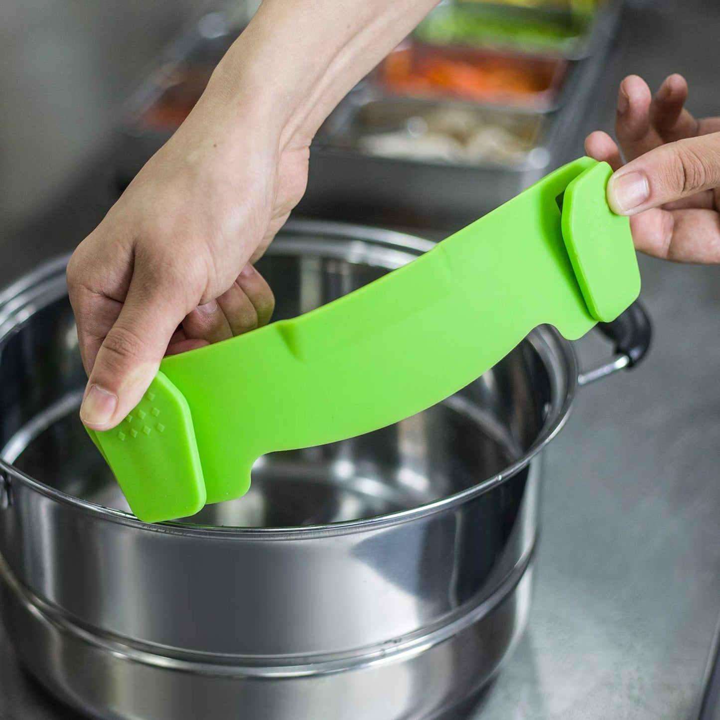 2PACK AUOON Clip on Strainer for All Pots Pans - Silicone Pasta Strainer Kitchen Colander for Draining Noodles Spaghetti Ground Beef Grease｜Easy to Use and Store, Dishwasher Safe (BlackGreen)