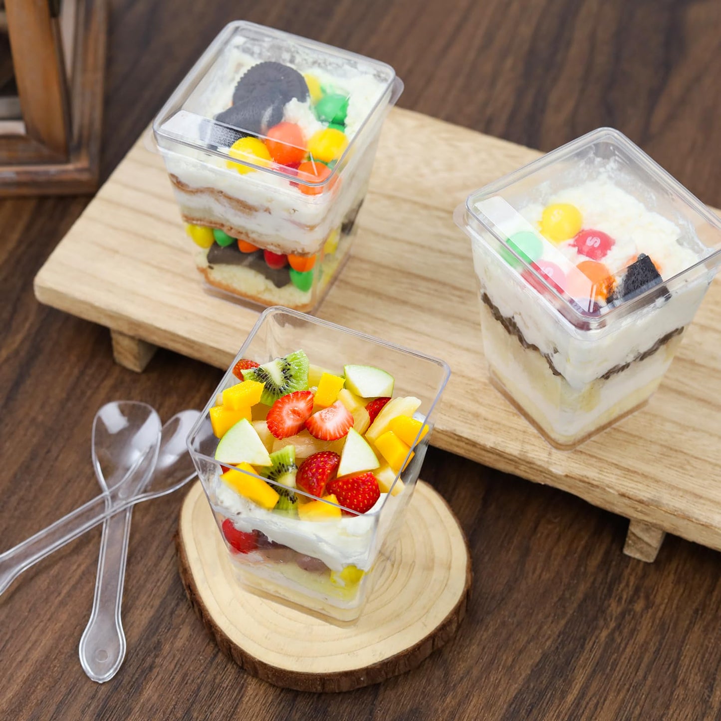 YunKo 5oz Dessert Cups with Flat Lids and Spoons, Plastic Mini Parfait and Appetizer Cups, Great for Party, Vasos Para Postres Con Tapa 100 Pack