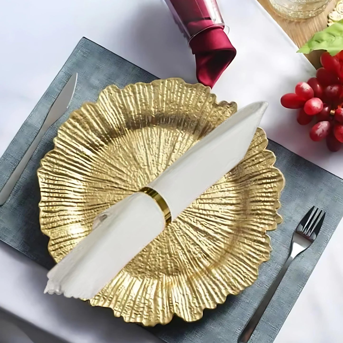 LEMELC Gold Plastic Charger Plates Set – 6 Reef-Style 13" Chargers with 6 White Napkins & 6 Gold Metal Rings – Party Charger Plates & Elegant Table Décor for Dinner Parties & Special Occasions