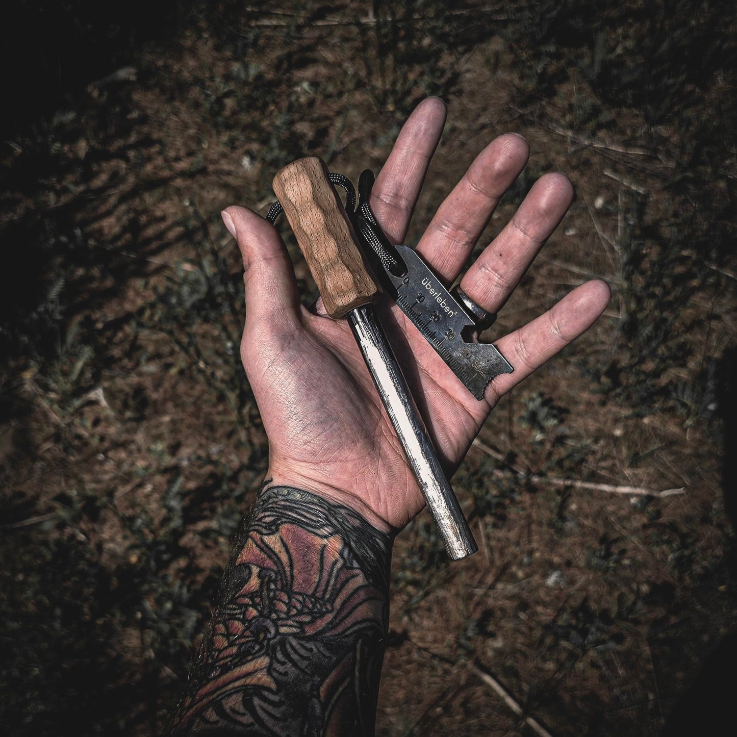überleben Kräftig Pro Ferro Rod Fire Starter for Survival w/Multi-Tool Fire Striker - 1/2" Thick Fire Steel, 20,000 Strikes - Waterproof Flint and Steel Camping Fire Starter w/Wood Handle, Lanyard