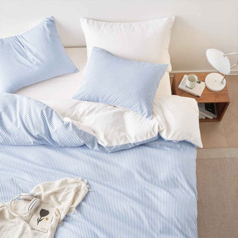 Wake In Cloud - Striped Comforter Set, Ticking Stripe Vertical Pinstripe Neutral Farmhouse Pattern Printed, Soft Lightweight Bedding, 3 Pieces, Blue White, Queen Size