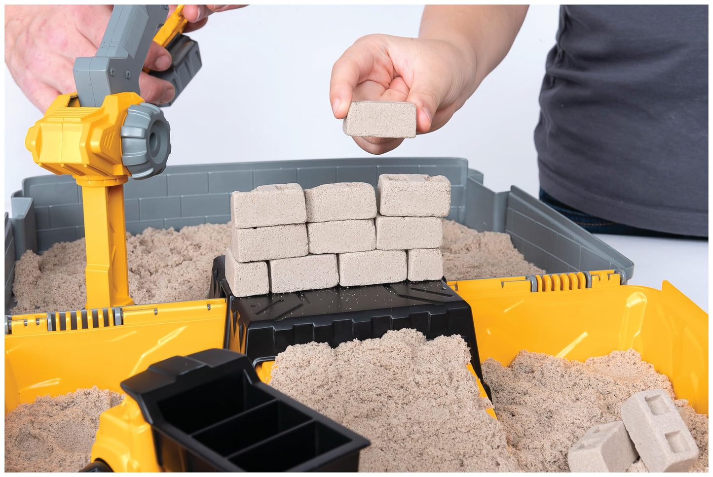 Kinetic Sand, Construction Site Folding Sandbox with 2lbs Play Sand & Toy Truck, Sensory Toys for Kids Ages 3 and up