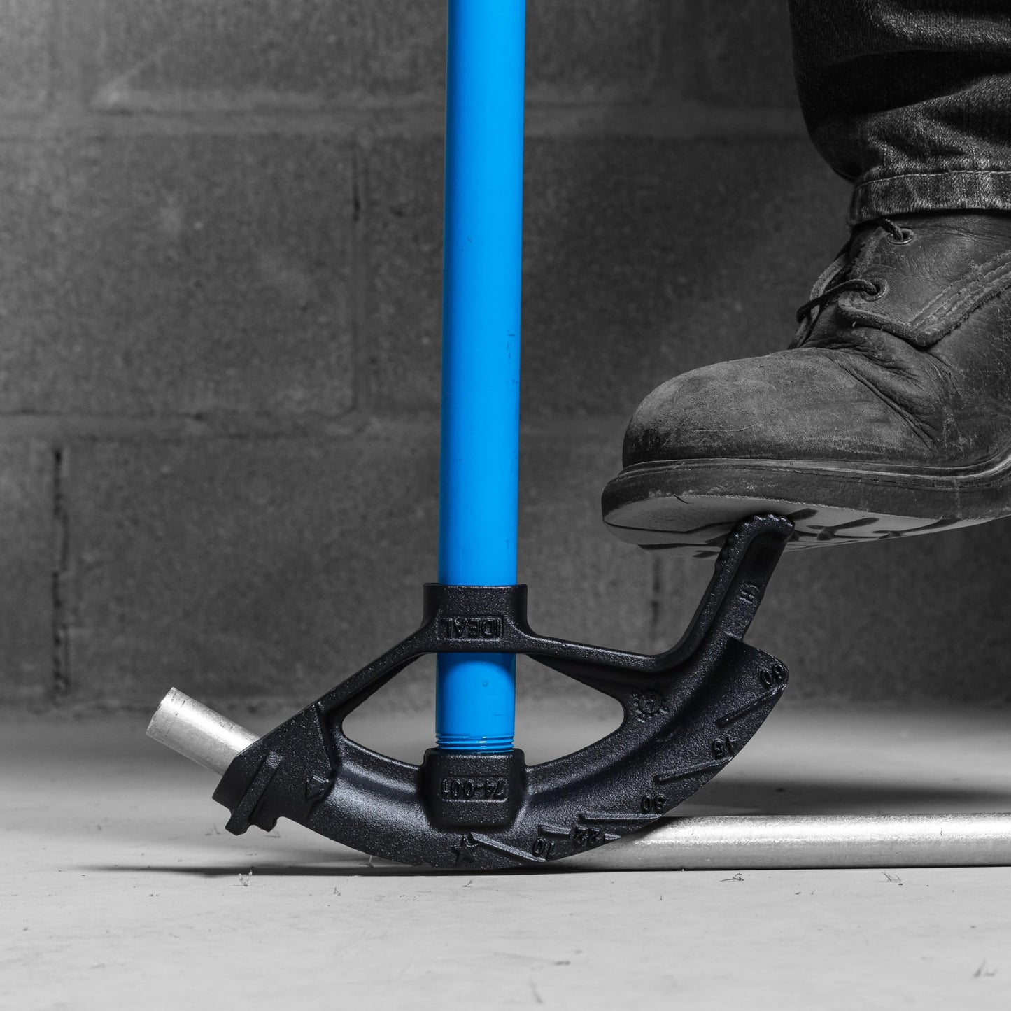 IDEAL Electrical Ductile Iron Conduit Bender with Handle, 1-1/4 in. EMT Bender