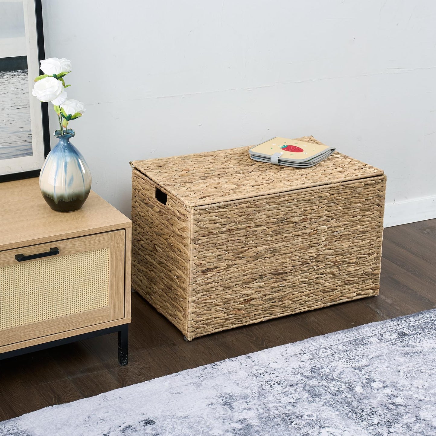 MOORLITER Water Hyacinth Storage Basket with Lid, 42.3 Gallon (160L) Wicker Storage Trunk with Handles, Handwoven Wicker Storage Bin for Blanket, Foldable, for Living Room, Laundry Room, Natural