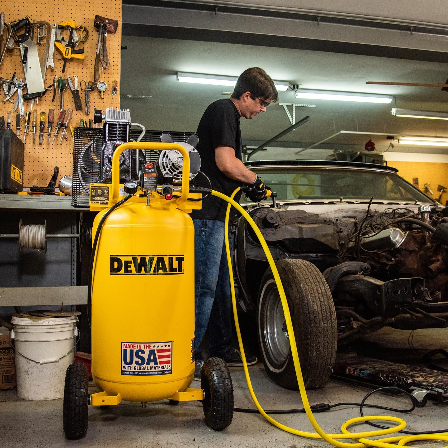 DEWALT 25 Gallon Vertical Air Compressor, Portable, Oil Lubed, Belt Drive, 200 Max PSI, Efficient Portable Air Compressor for Industrial Use, High-Performance 25 Gallon Air Compressor
