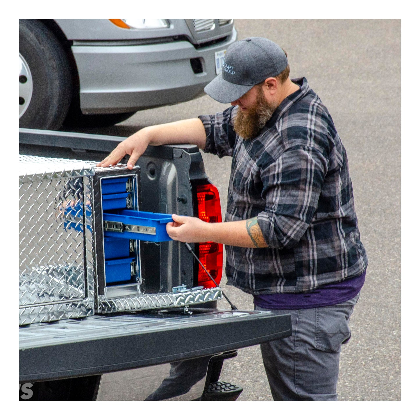 UWS EC20021 18-Inch Heavy-Wall Aluminum Truck Bed Tool Box with 5 Drawers